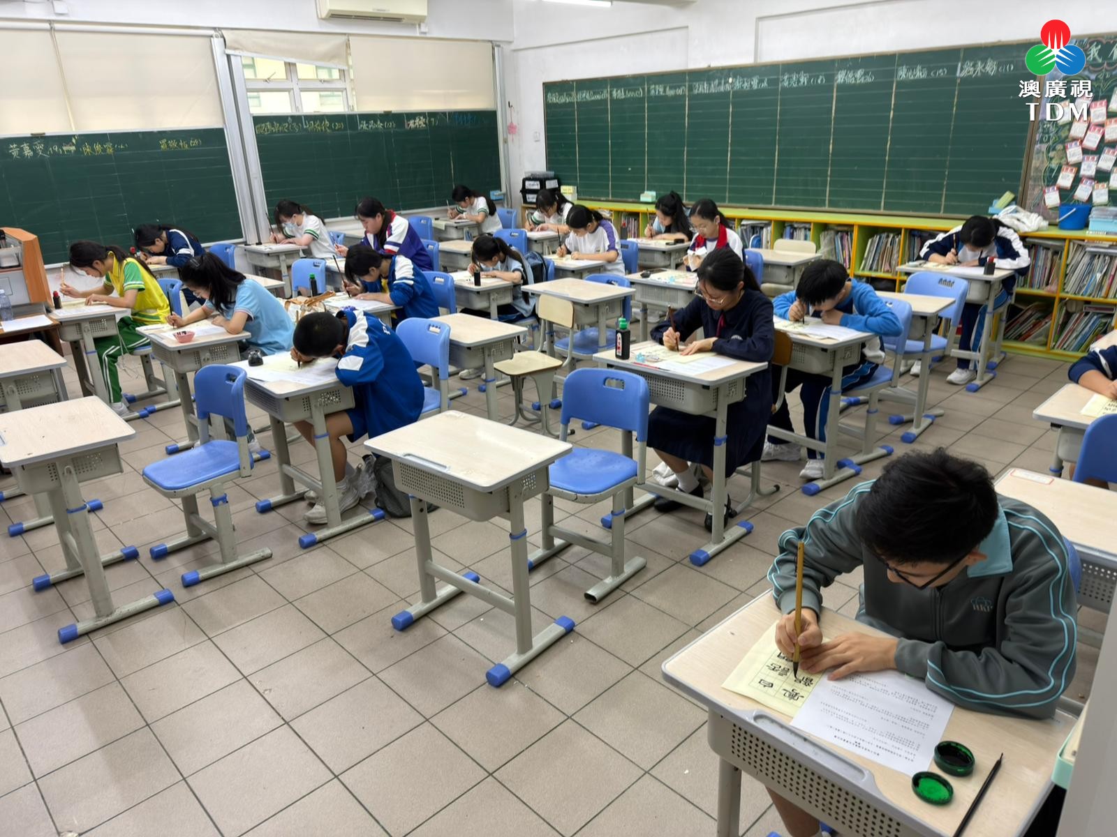 逾1500學生比併毛筆書法